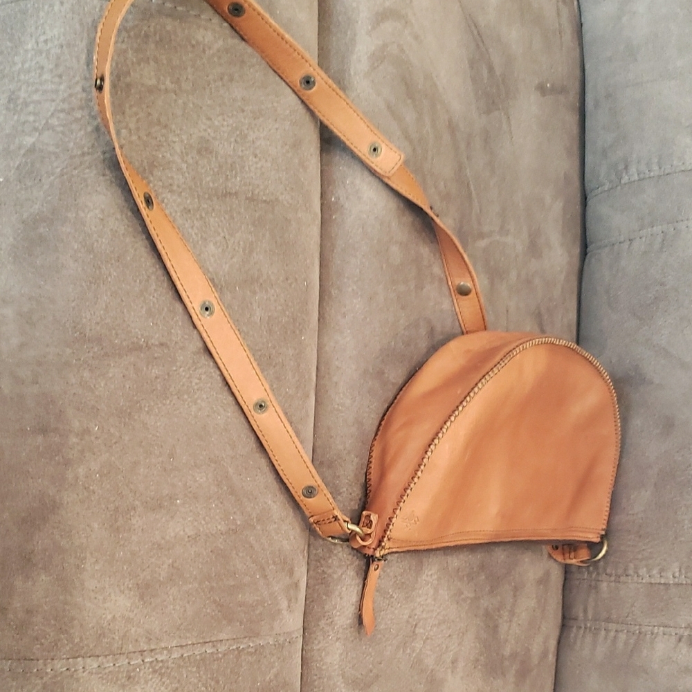 Chic Tan Leather Crossbody Bag - Picture 4 of 8